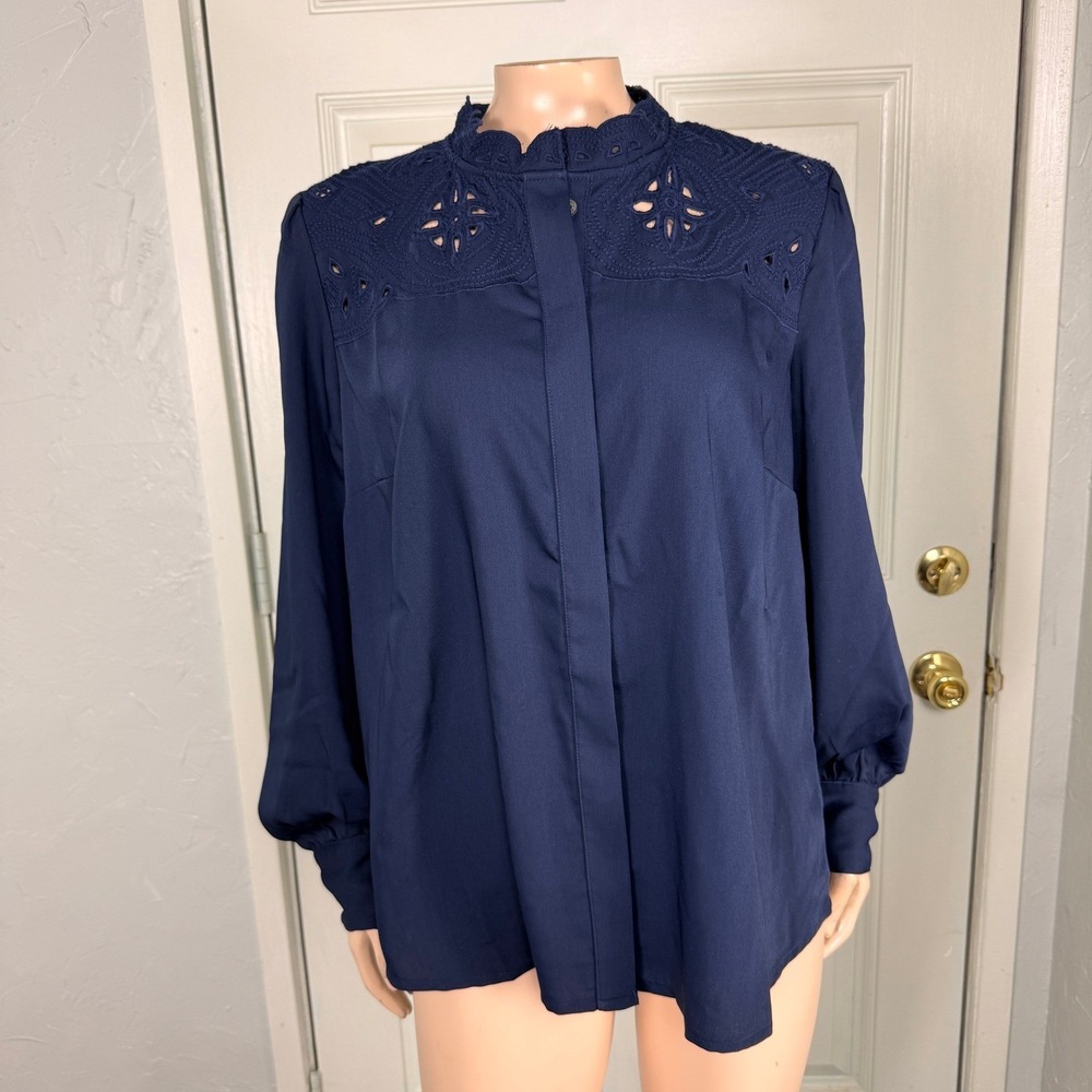 NEW Draper James Women's Shirt M Button down Navy Embroidered Eyelet Y3-4